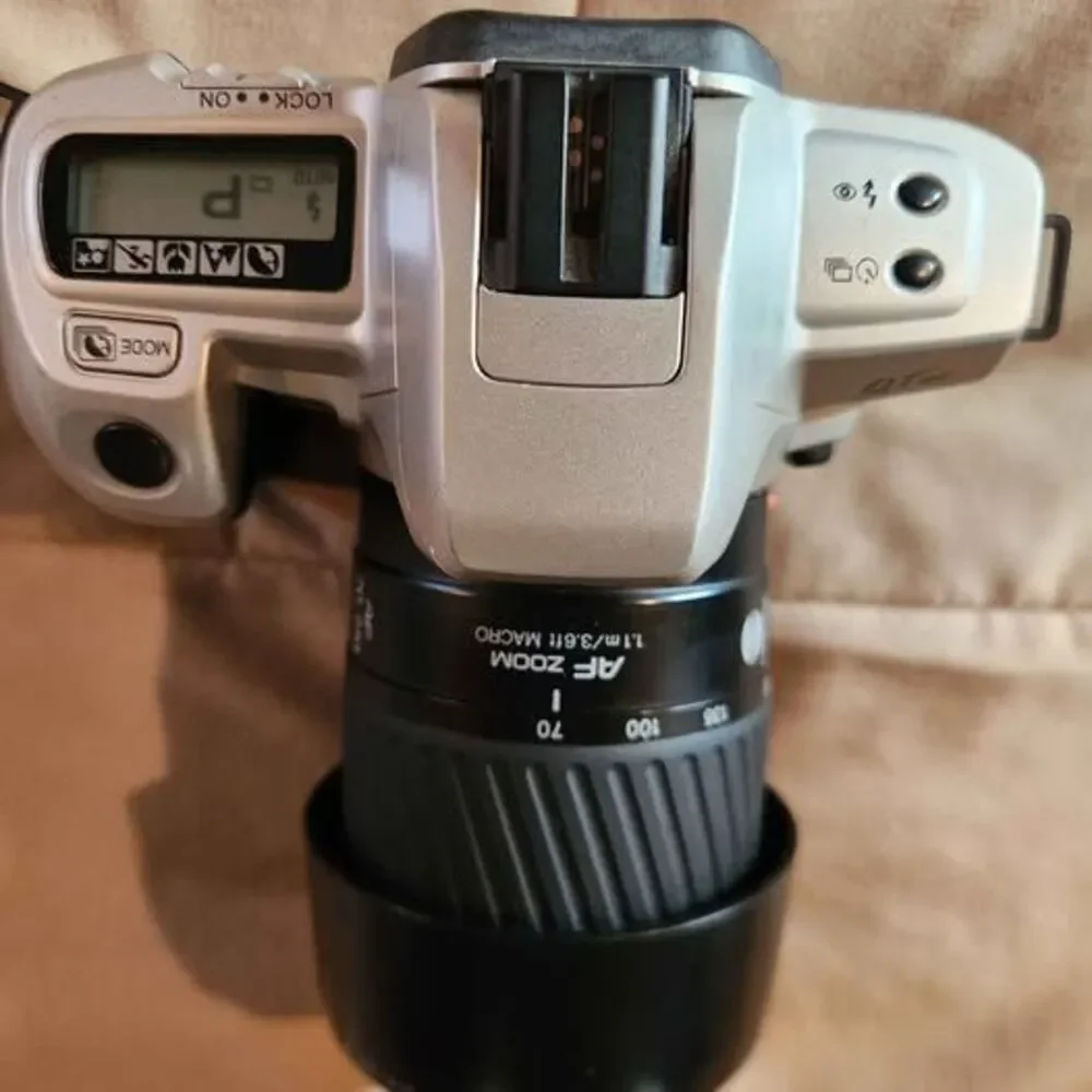 Minolta Maxxum QTsi 35mm SLR Film Camera with AF Zoom 70-210mm Lens